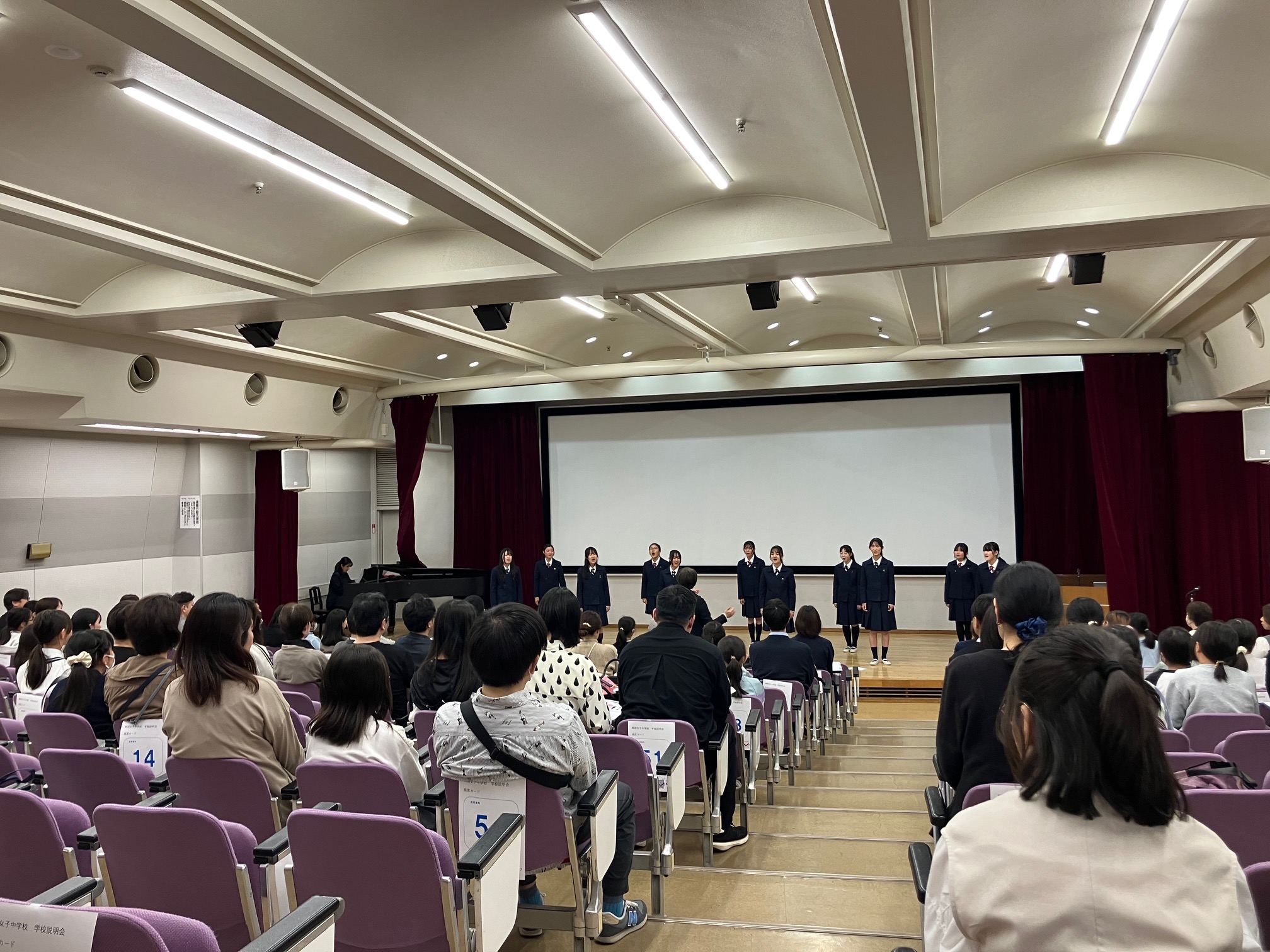 会場