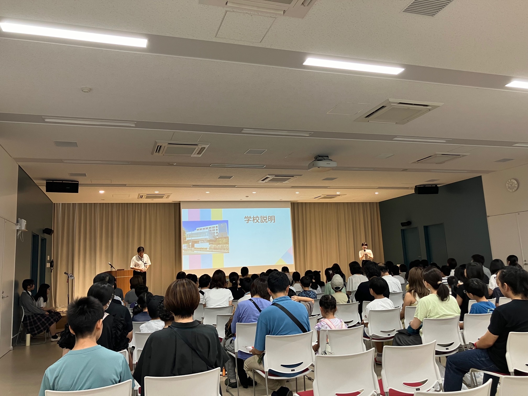 会場
